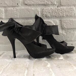 Steve Madden, Luxe size 9, charcoal gray satin heel